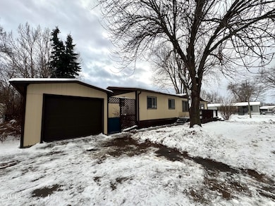 435 Piccadilly Cir, Bismarck, ND 58504 - photo 2