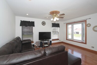 1811 Cambridge Dr, Carpentersville, IL 60110 - photo 3