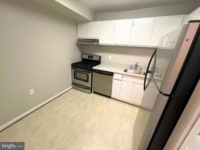 39 Canterbury Square unit 301, Alexandria, VA 22304 - photo 4