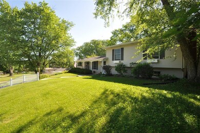 324 Indiandale Rd SE, Cedar Rapids, IA 52403 - photo 2