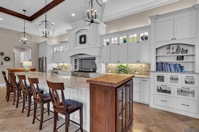 Kitchen with a kitchen island with sink, white cab