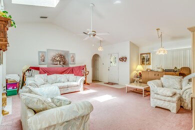LARGE LIVING ROOM!