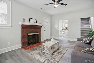 Living area with ceiling fan, healthy amount of na
