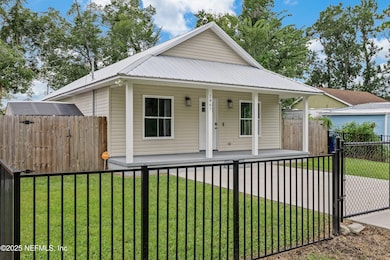 03-WeGoFar_2867N8thSt_003