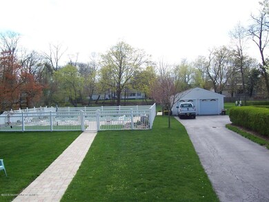 LARGE DRIVEWAY