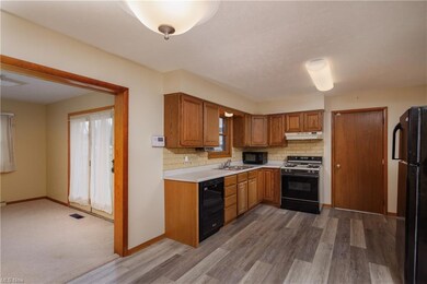 Kitchen w/ appliances