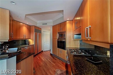 KITCHEN WITH HIGH END APPLIANCES