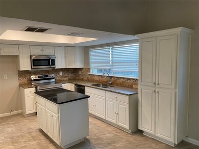 4303 Ravine Dr, Friendswood, TX 77546 - photo 4