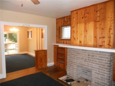Open living room/dining flow thru