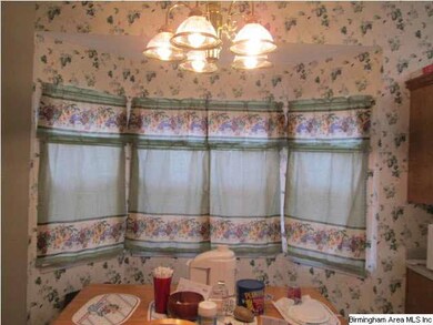 Kitchen table with bay window