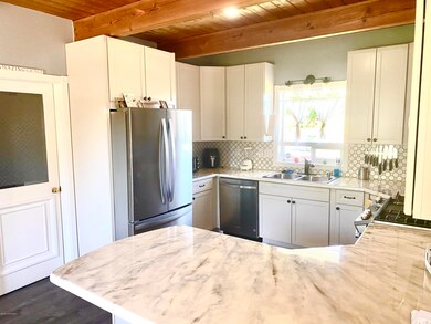 370 Curlew Way - Kitchen