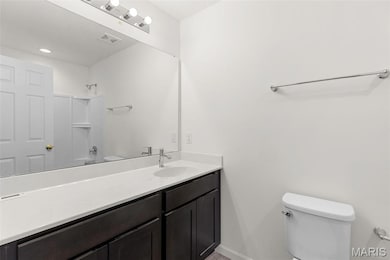 Bathroom with vanity and washtub / shower combination