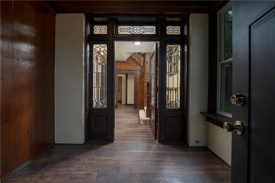ENTRYWAY-Features high grade laminated floors, neu