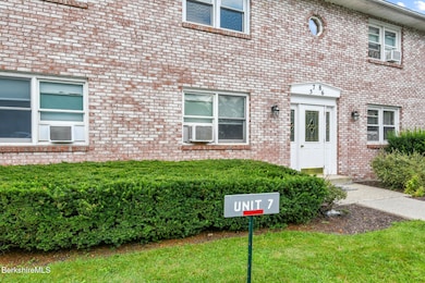 4 Onota Ln unit 7, Pittsfield, MA 01201 - photo 3