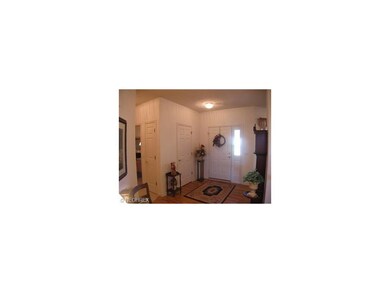 Wide open foyer with wood floors,great for moving 