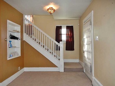 Entry/Foyer.
