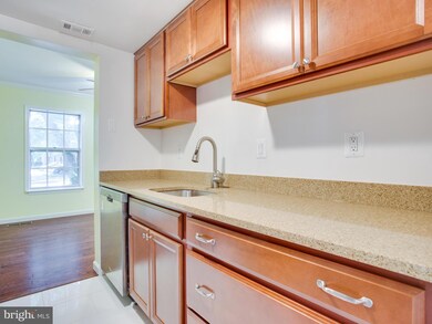 8908 Shamrock Ct, Springfield, VA 22152 - photo 6