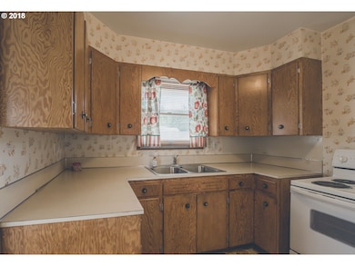 1304 E 14th St, the Dalles, OR 97058 - photo 4