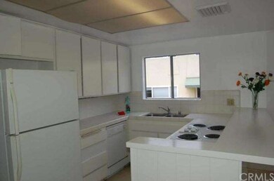 Bright and Light Kitchen Opens to Huge Breakfast A