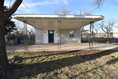 Newer front door, windows, paint and fixtuers