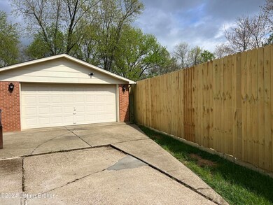 9107 Cinderella Ln, Louisville, KY 40229 - photo 4