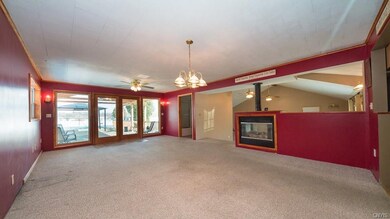 Large living room/dining area w/ 2 sided gas firep