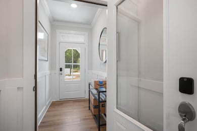 Smart Door Delivery Center - The Selma