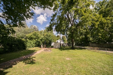 1019 W Webster St-5