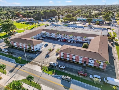 810 Lake Shore Dr unit 40, West Palm Beach, FL 33403 - photo 2