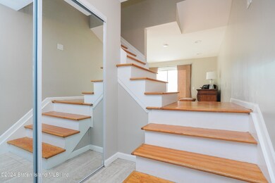 810 Bloomingdale Rd, Staten Island, NY 10309 - photo 2