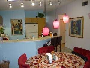 Cozy Dining & Open Kitchen