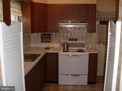 9512 Lanham Severn Rd, Lanham, MD 20706 - photo 5