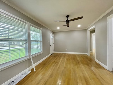 817 N Chenango St, Angleton, TX 77515 - photo 4