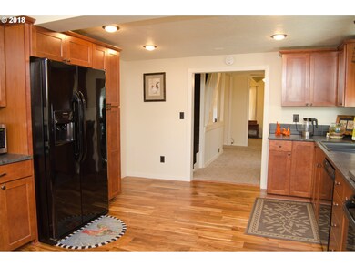 705 E 12th St, the Dalles, OR 97058 - photo 5