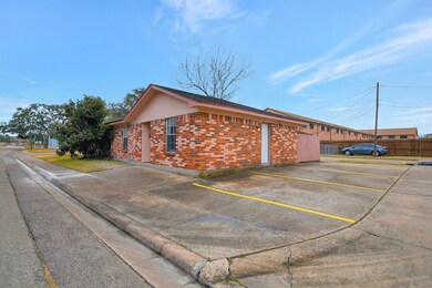 625 E Coombs St unit B, Alvin, TX 77511 - photo 4