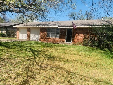 208 Glen Rose Ave, Cleburne, TX 76033 - photo 2