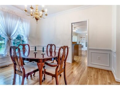 Large Dinning room can accommodate a 10 chair dinn