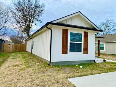 1405 Franklin Ave, Bonham, TX 75418 - photo 2