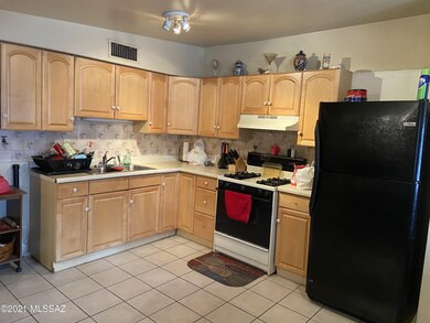 7039 kitchen IMG_0287