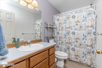 26-Downstairs Bath 20240419-DW-8344