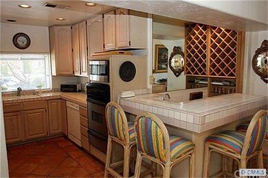 200 - Kitchen and bar area