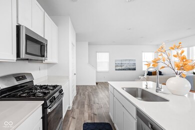 6831 Orchard Run Cir, Whitestown, IN 46075 - photo 7