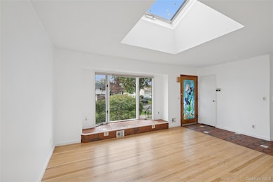 11 Montrose Dr, ComMacK, NY 11725 - photo 2