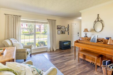 10106 Landwood Dr, Louisville, KY 40291 - photo 6