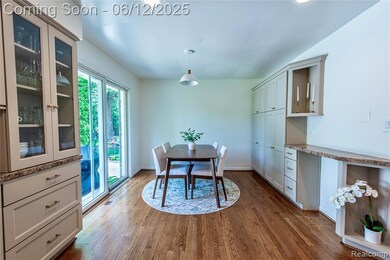 Casual dining with adjacent door wall to backyard