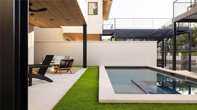 View of swimming pool featuring a pool with connected hot tub, a ceiling fan, and a patio