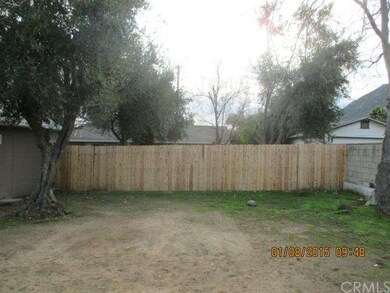 RIGHT SIDE OF THE HOME IN FRONT OF THE FENCE. ROOM