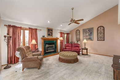 2542 E Leach Ave, Des Moines, IA 50320 - photo 6