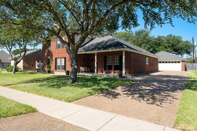 620 Colonial Dr, Portland, TX 78374 - photo 2