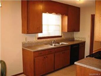 KITCHEN WITH MANY CABINETS